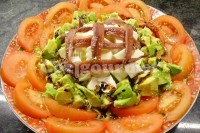 Captura de Salada de abacate, tomate, queijo e anchova